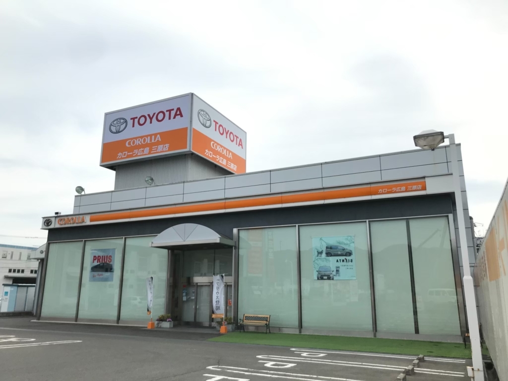 トヨタカローラ広島 三原店の屋根上に設置された大型看板(広告塔)